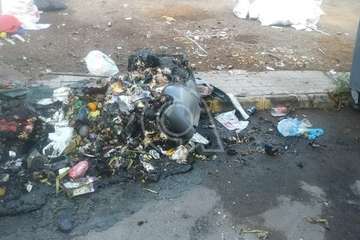 El vandalismo calcina un contenedor en Las Huesas (Telde)/TA.